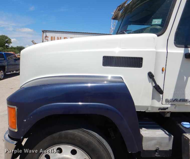 image for item DH7272 2015 Mack CHU613  semi truck