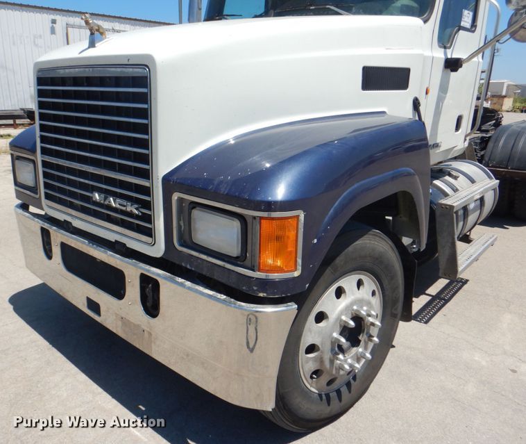 image for item DH7272 2015 Mack CHU613  semi truck