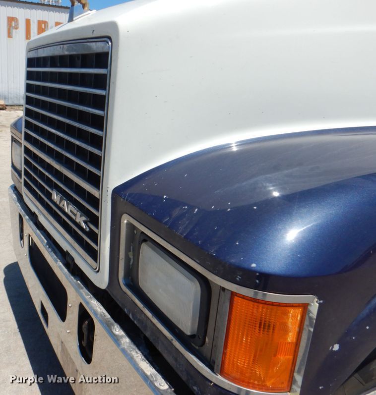 image for item DH7272 2015 Mack CHU613  semi truck