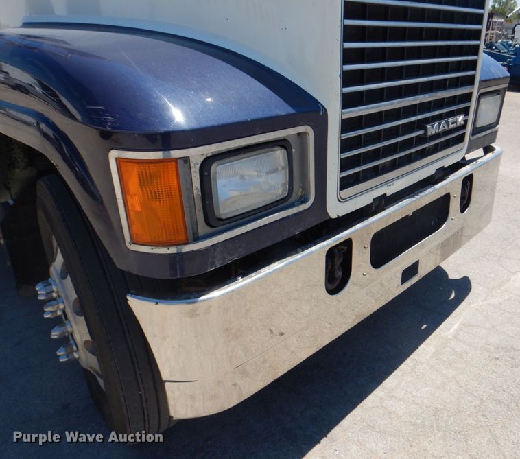 image for item DH7272 2015 Mack CHU613  semi truck