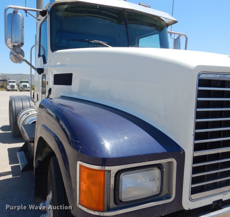 image for item DH7272 2015 Mack CHU613  semi truck