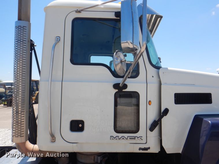 image for item DH7272 2015 Mack CHU613  semi truck