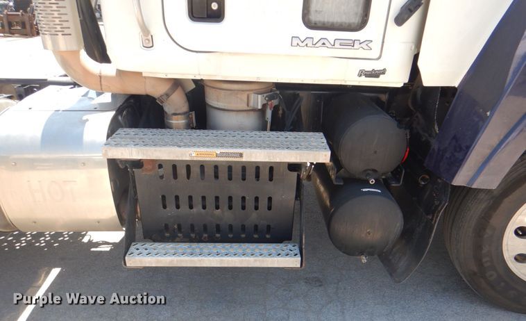 image for item DH7272 2015 Mack CHU613  semi truck