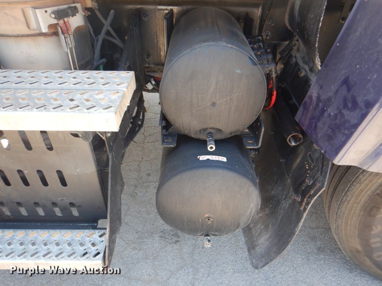 image for item DH7272 2015 Mack CHU613  semi truck