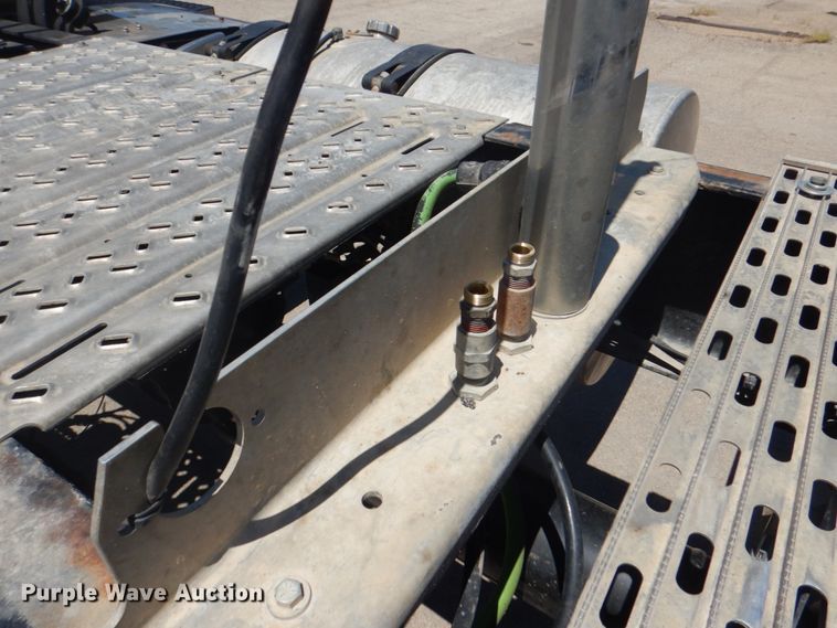 image for item DH7272 2015 Mack CHU613  semi truck