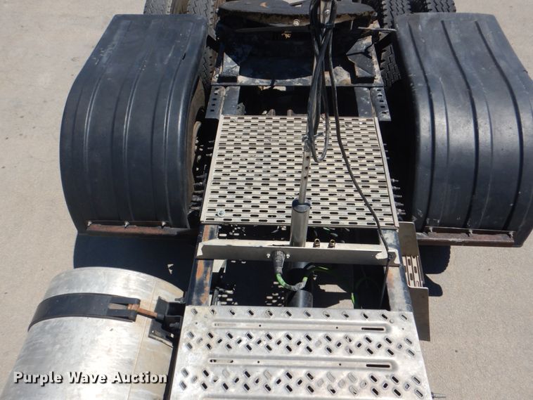 image for item DH7272 2015 Mack CHU613  semi truck