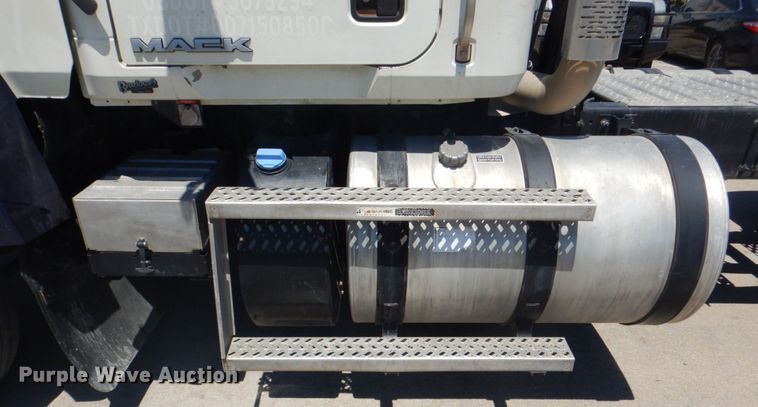 image for item DH7272 2015 Mack CHU613  semi truck