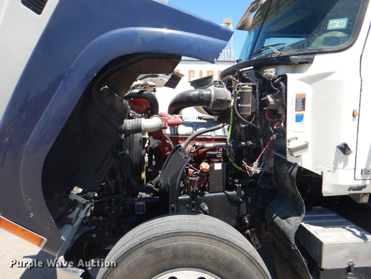 image for item DH7272 2015 Mack CHU613  semi truck