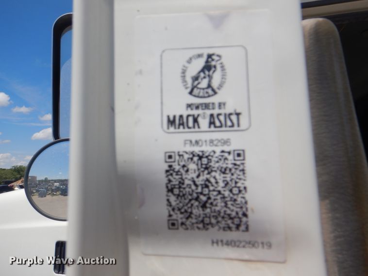 image for item DH7272 2015 Mack CHU613  semi truck