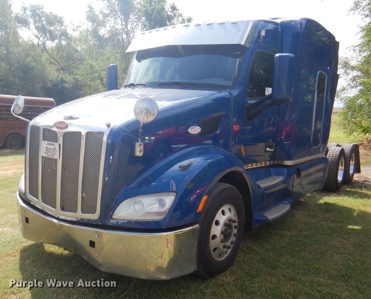 image for item DK8166 2014 Peterbilt 579  semi truck