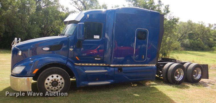 image for item DK8166 2014 Peterbilt 579  semi truck