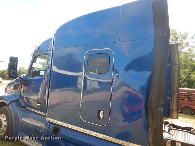 image for item DK8166 2014 Peterbilt 579  semi truck