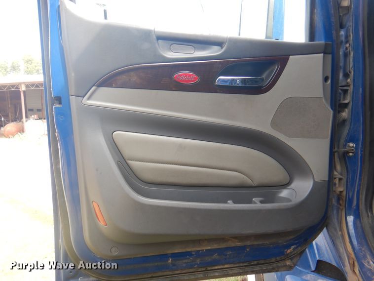 image for item DK8166 2014 Peterbilt 579  semi truck