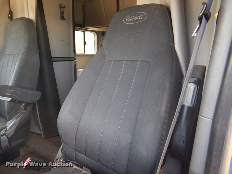 image for item DK8166 2014 Peterbilt 579  semi truck