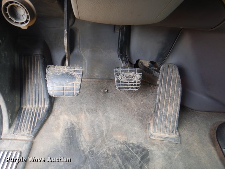 image for item DK8166 2014 Peterbilt 579  semi truck