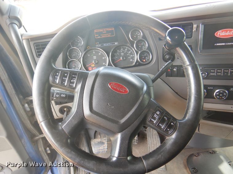 image for item DK8166 2014 Peterbilt 579  semi truck