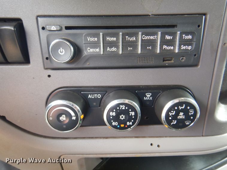 image for item DK8166 2014 Peterbilt 579  semi truck