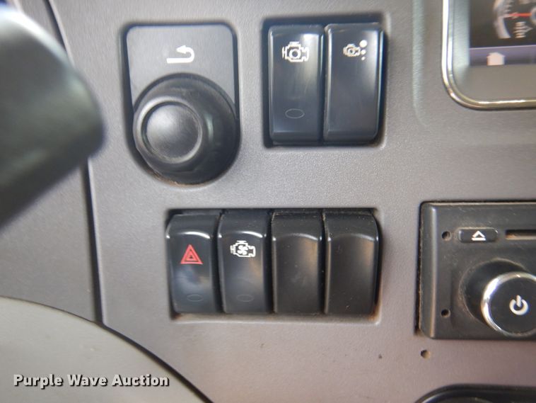 image for item DK8166 2014 Peterbilt 579  semi truck