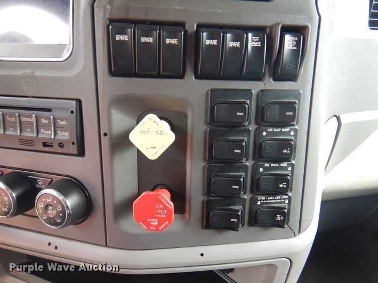image for item DK8166 2014 Peterbilt 579  semi truck