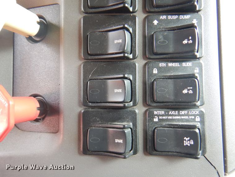 image for item DK8166 2014 Peterbilt 579  semi truck