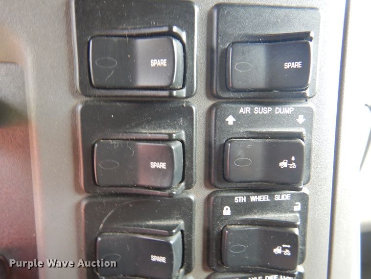 image for item DK8166 2014 Peterbilt 579  semi truck