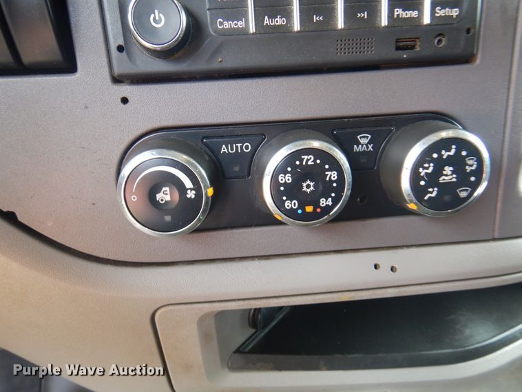 image for item DK8166 2014 Peterbilt 579  semi truck