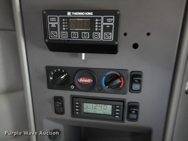 image for item DK8166 2014 Peterbilt 579  semi truck