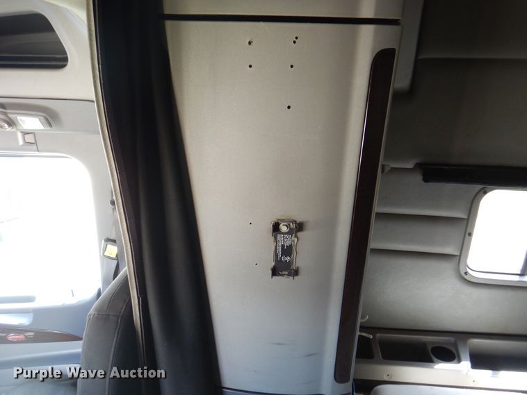 image for item DK8166 2014 Peterbilt 579  semi truck