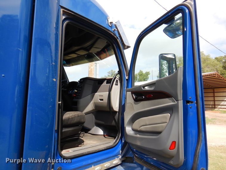 image for item DK8166 2014 Peterbilt 579  semi truck