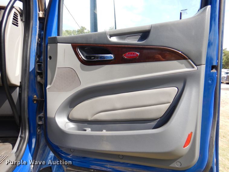 image for item DK8166 2014 Peterbilt 579  semi truck