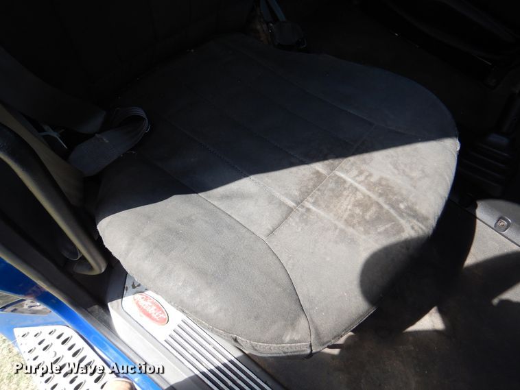 image for item DK8166 2014 Peterbilt 579  semi truck