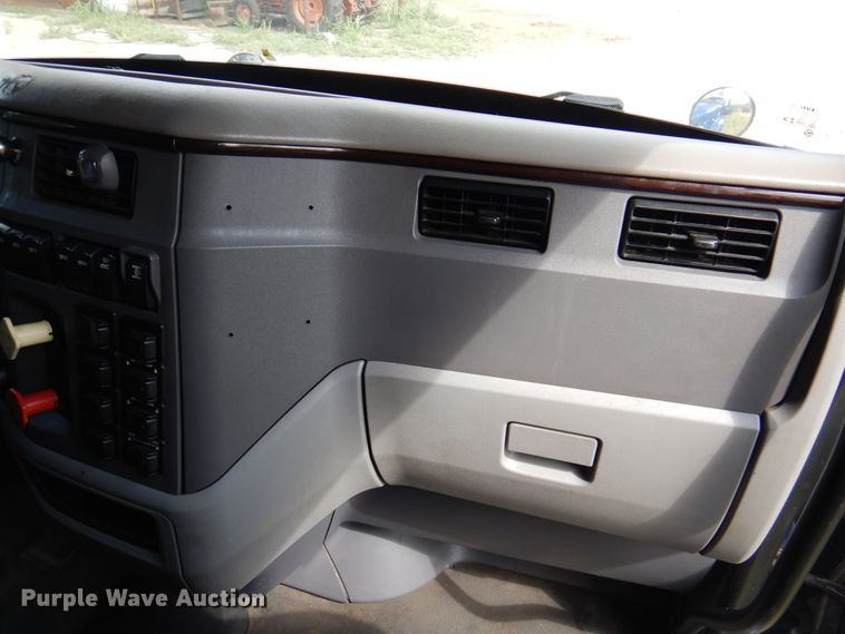 image for item DK8166 2014 Peterbilt 579  semi truck