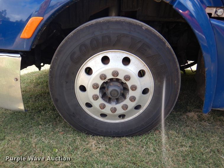 image for item DK8166 2014 Peterbilt 579  semi truck