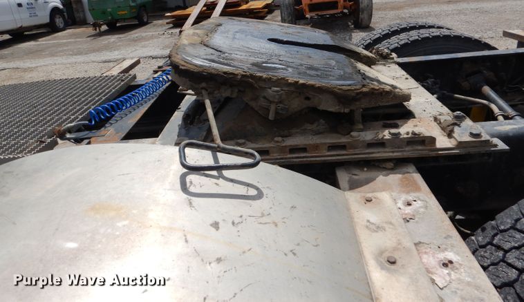 image for item DM1331 1998 Freightliner FL112  semi truck