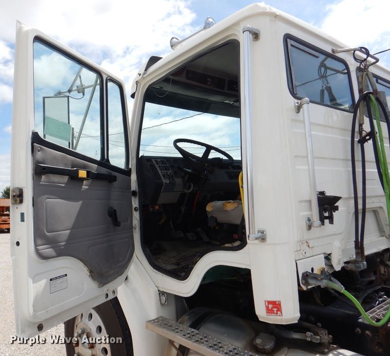 image for item DM1331 1998 Freightliner FL112  semi truck