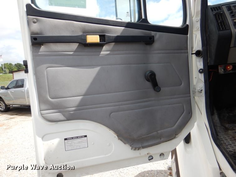 image for item DM1331 1998 Freightliner FL112  semi truck