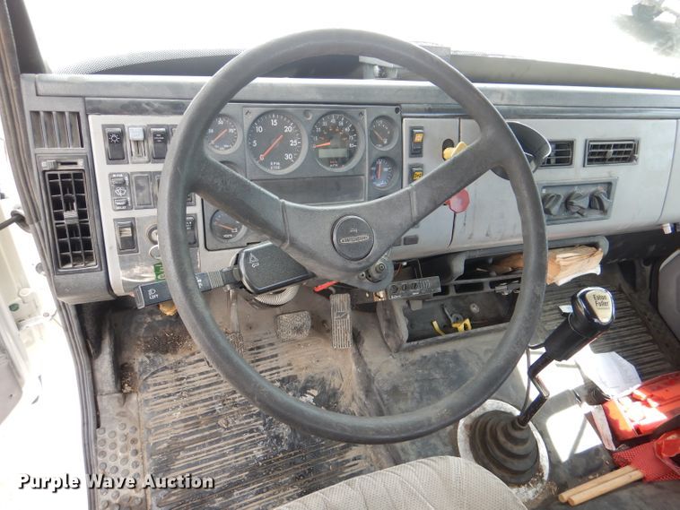 image for item DM1331 1998 Freightliner FL112  semi truck