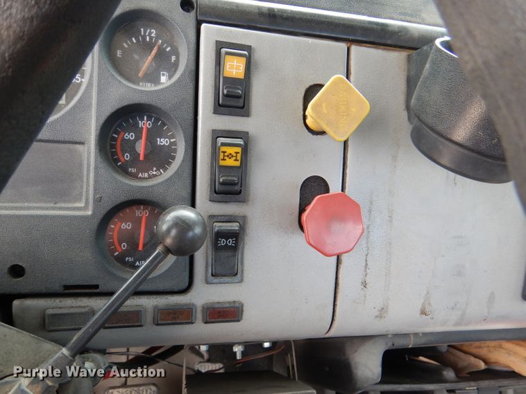 image for item DM1331 1998 Freightliner FL112  semi truck