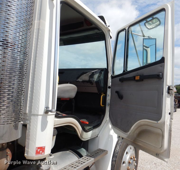 image for item DM1331 1998 Freightliner FL112  semi truck