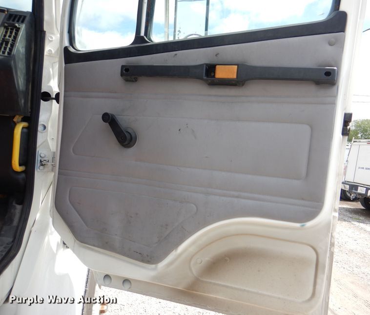 image for item DM1331 1998 Freightliner FL112  semi truck