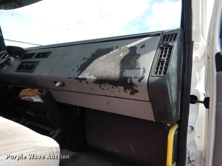 image for item DM1331 1998 Freightliner FL112  semi truck