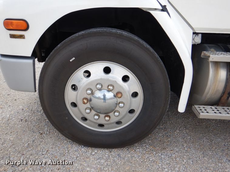 image for item DM1331 1998 Freightliner FL112  semi truck