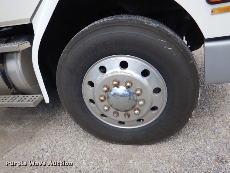 image for item DM1331 1998 Freightliner FL112  semi truck