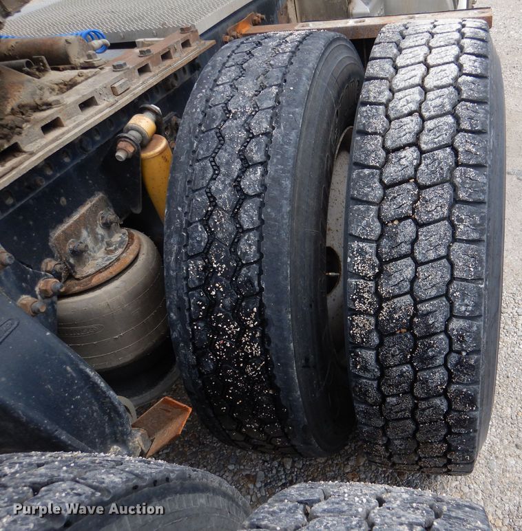 image for item DM1331 1998 Freightliner FL112  semi truck