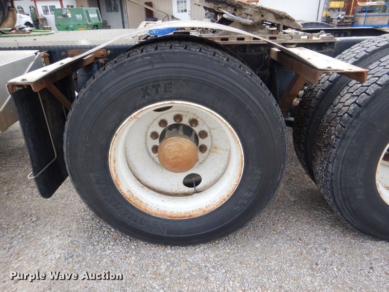 image for item DM1331 1998 Freightliner FL112  semi truck