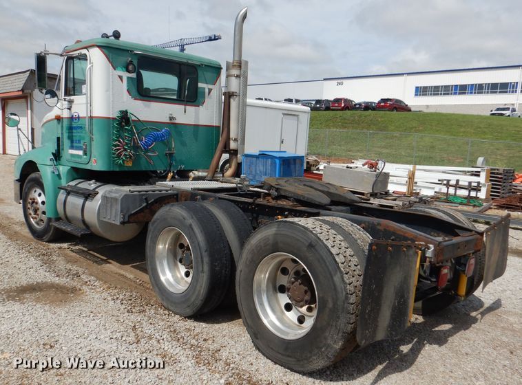 image for item DM1334 1999 International 9100  semi truck