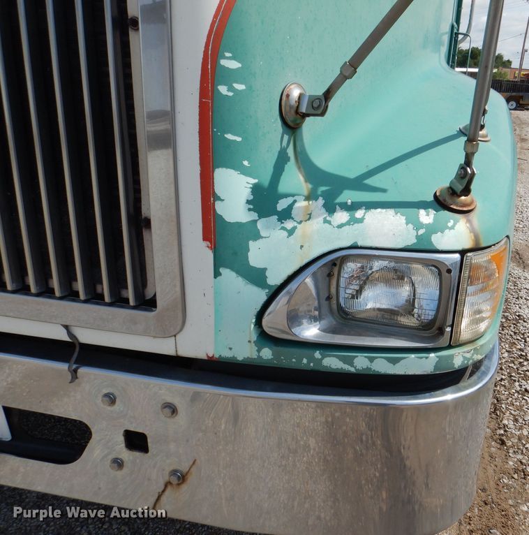 image for item DM1334 1999 International 9100  semi truck