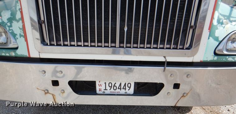 image for item DM1334 1999 International 9100  semi truck