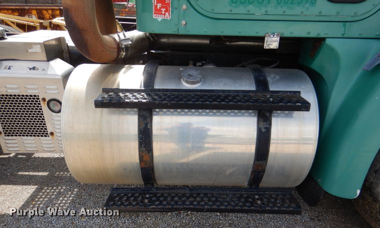 image for item DM1334 1999 International 9100  semi truck