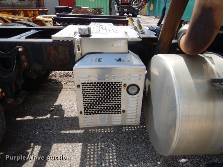 image for item DM1334 1999 International 9100  semi truck